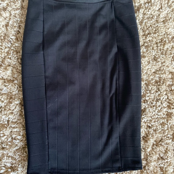 Black tight material pencil skirt - Picture 2 of 3